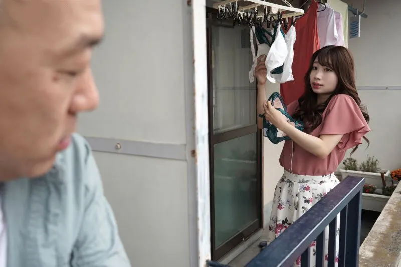 Gã nhà sát bên chuyên soi mói và cặp vợ yêu anh xã thường xuyên rên la quá to