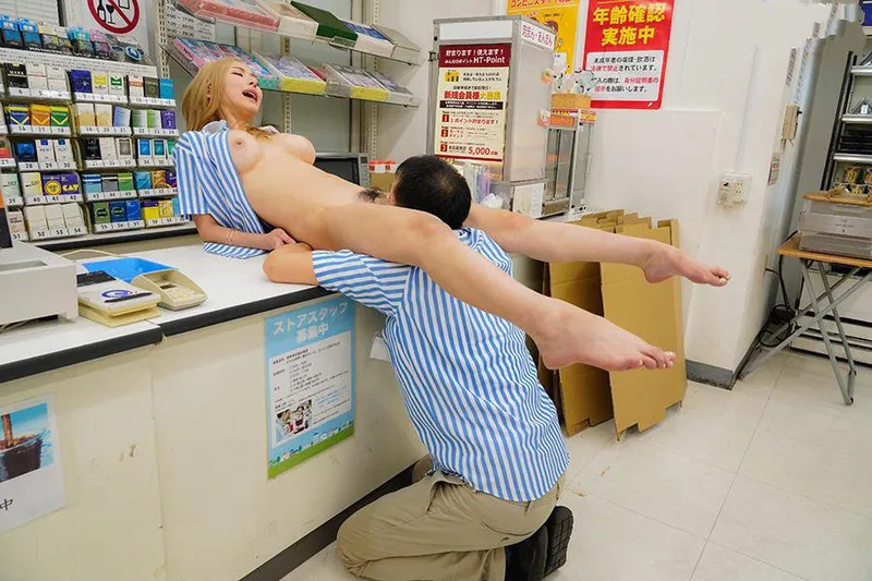 Anh quản lý tống tình nữ nhi ngổ ngáo của chủ cửa hàng tiện lợi