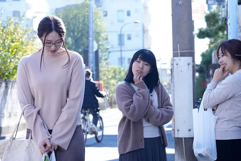 Trả thù mấy mụ hàng xóm thường xuyên nói xấu bằng cách “cướp ông xã ả ta”