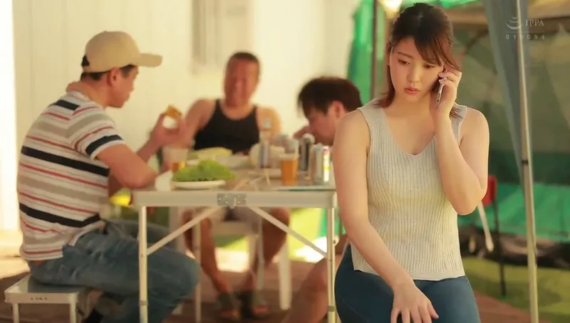Người chồng khờ để cô vợ tham gia sự kiện cắm trại với mấy gã nhà sát bên và cái kết