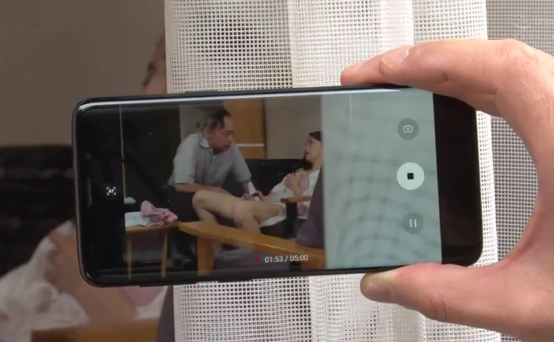 Bạn gái của con trai gian díu với bố người chồng bị gã cấp trên khu phố phát hiện